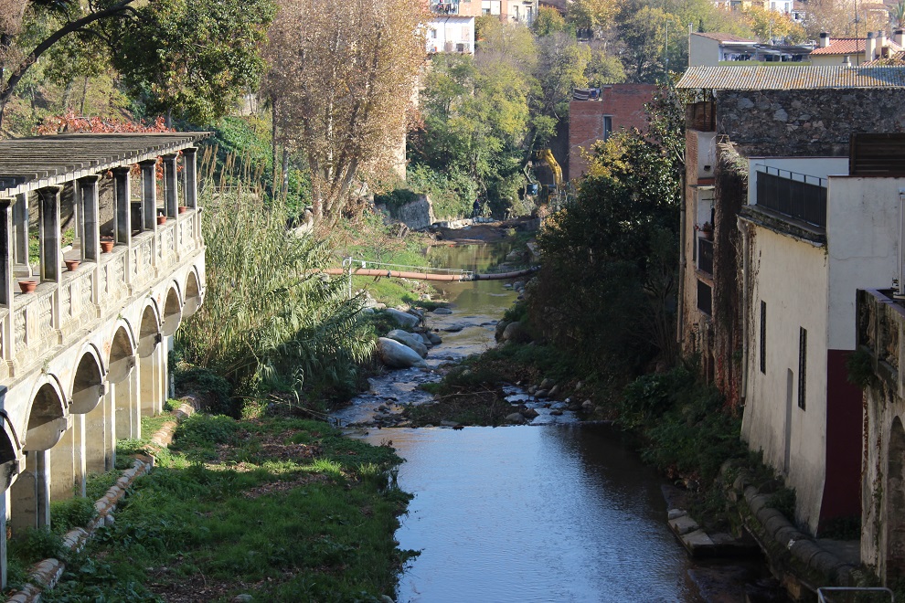 Vistes de la riera amb el pont tibetà de fons